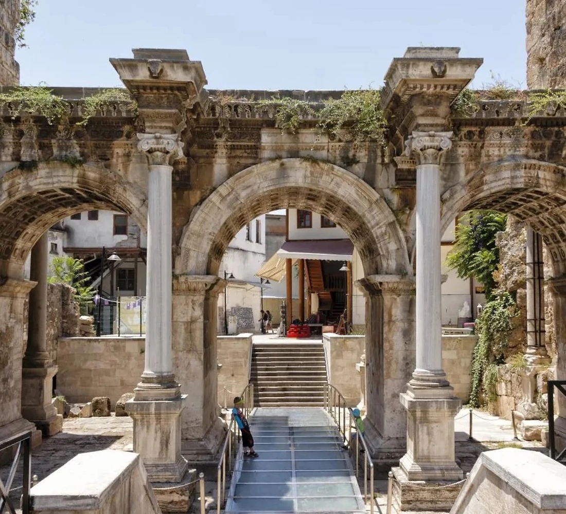 Antalya'daki Eski Şehir'i Ziyaret: Harika Tarih ve Kalıntılar Antalya'daki Eski Şehir'i Ziyaret: Harika Tarih ve Kalıntılar