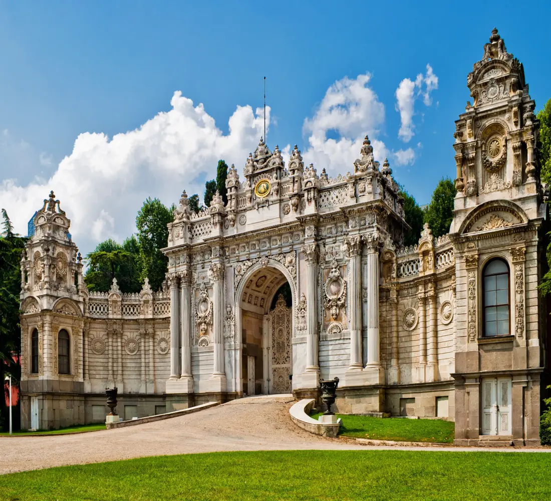 Dolmabahçe Palace Visit: A Masterpiece of Ottoman Architecture Dolmabahçe Palace Visit: A Masterpiece of Ottoman Architecture