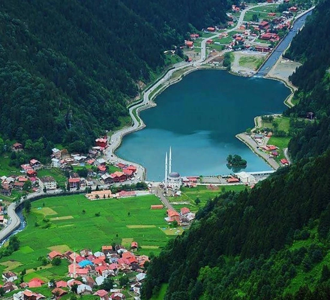Uzungöl'ü Ziyaret: Kuzey Türkiye'de Yeşil Bir Cennet Uzungöl'ü Ziyaret: Kuzey Türkiye'de Yeşil Bir Cennet